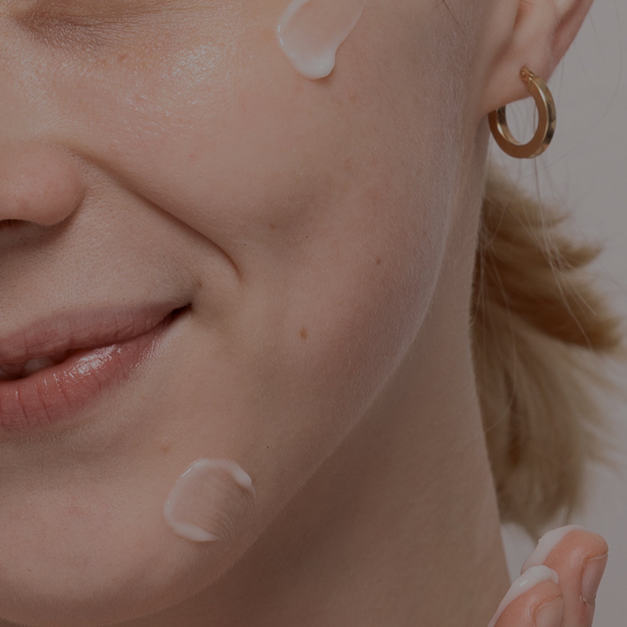 Gel hỗ trợ trị mụn sưng viêm Hyaestic Spot Treatment 2.5% Benzoyl Peroxide